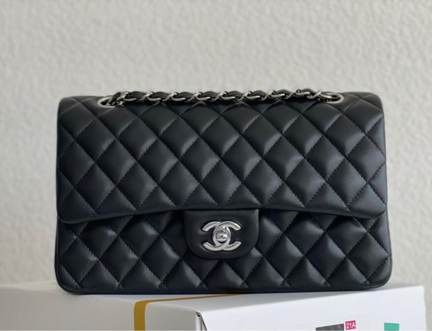 Chanel timeless classic Flap bag lambskin