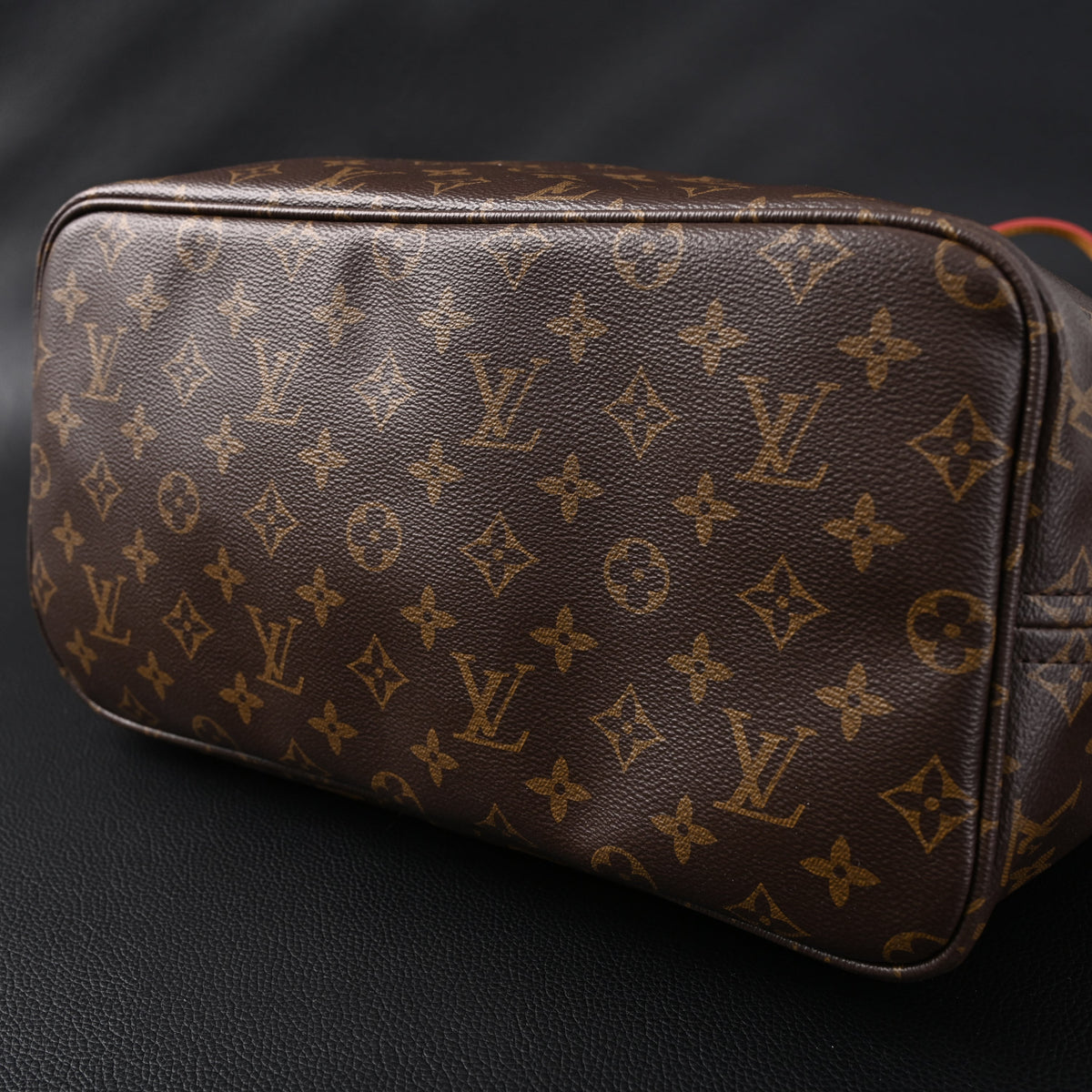 Louis Vuitton Neverfull MM Tote Bag – Monogram Canvas with Red Interior